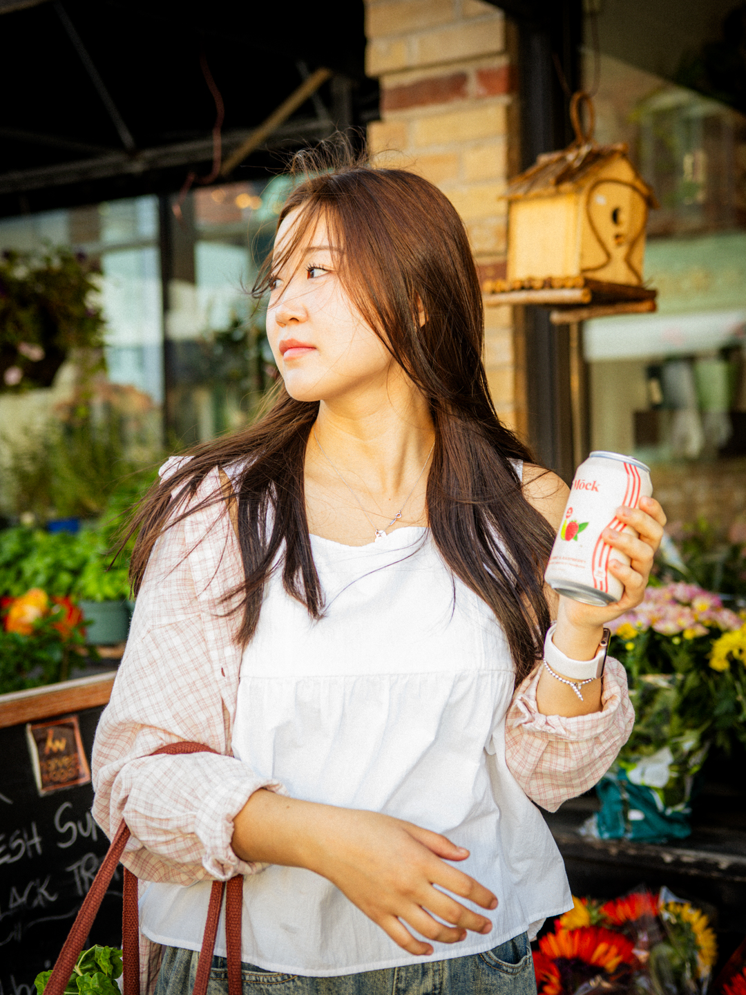 Shopper at a florist stand holding Mōck
