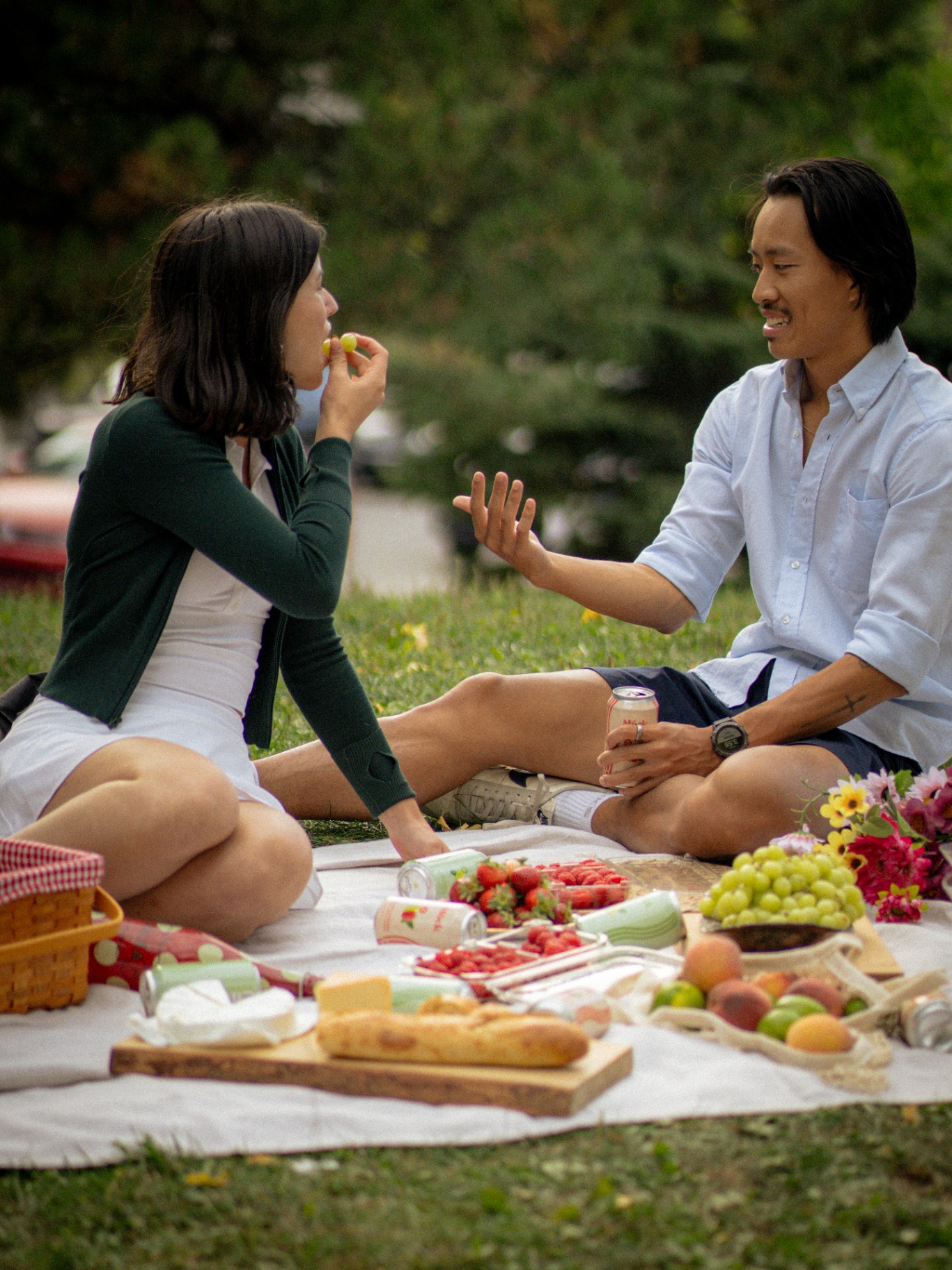 Friends sharing a picnic with Mōck